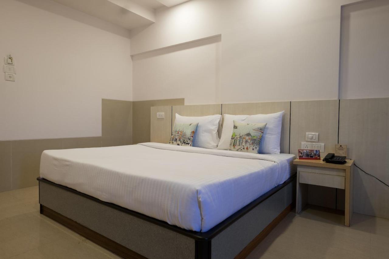 Oyo Flagship 561 Host Inn Мумбаи Экстерьер фото